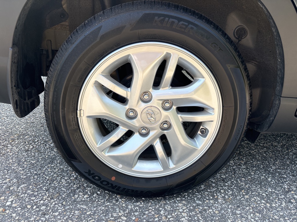 2025 Hyundai Venue SE photo 3