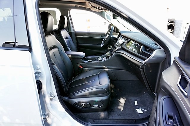 New 2023 Bright White Clear-Coat Exterior Paint Jeep 4xe image 14