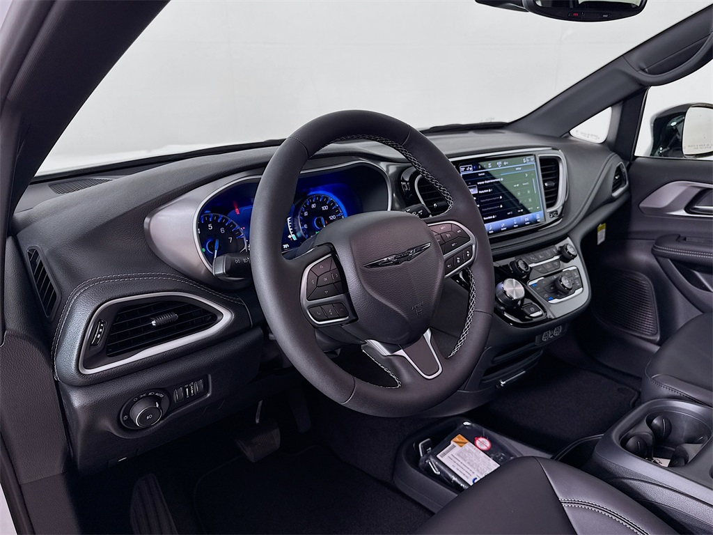 2025 Chrysler Pacifica photo 8