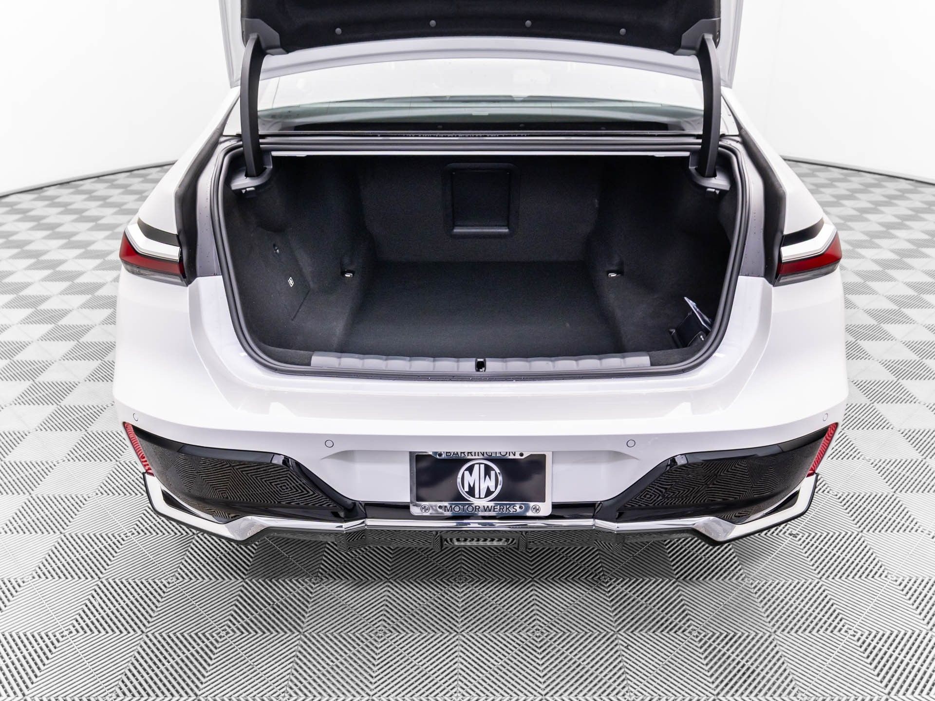New 2025 Mineral White Metallic BMW 750e xDrive image 31