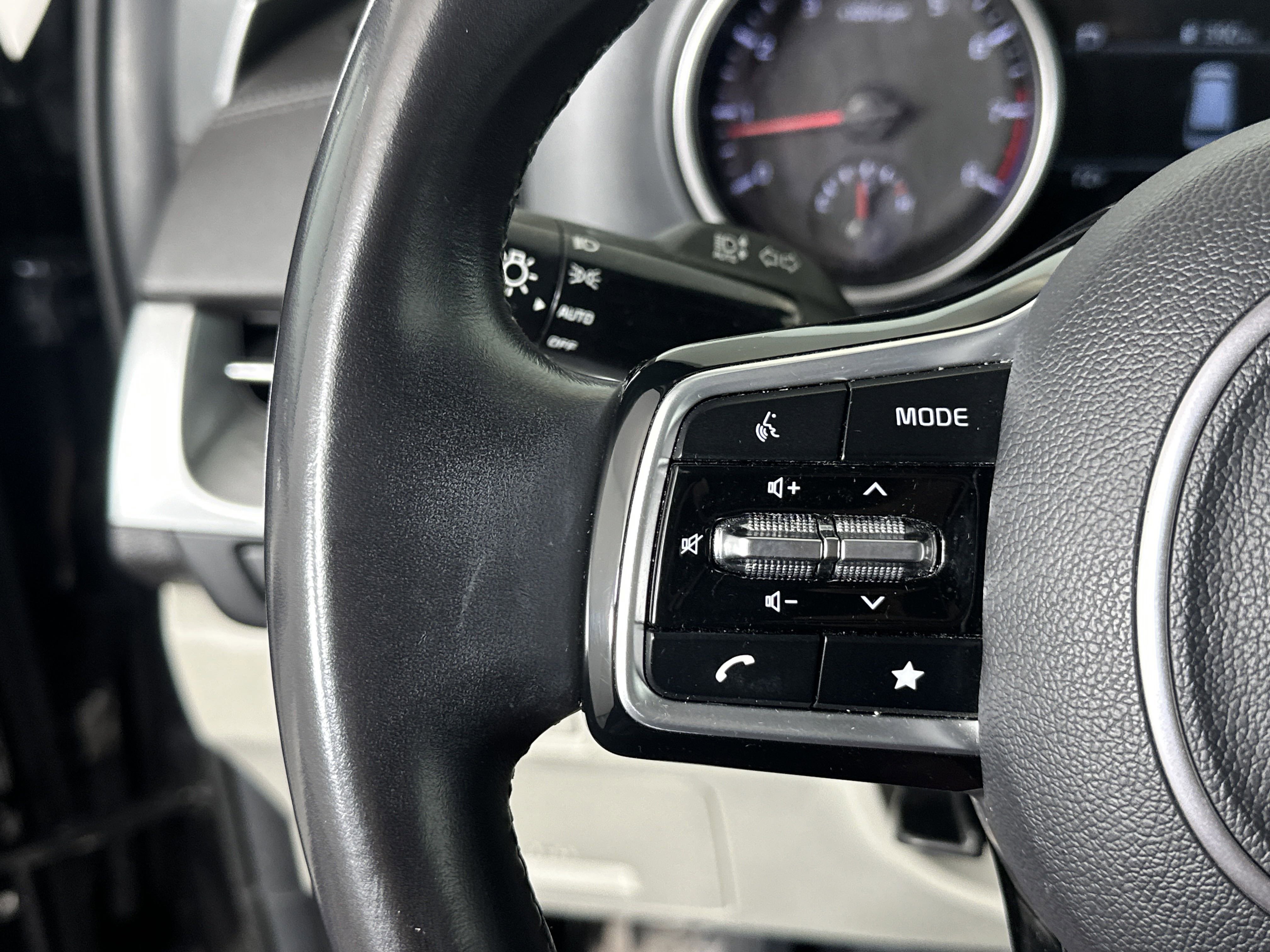 2023 Kia Carnival LX photo 14