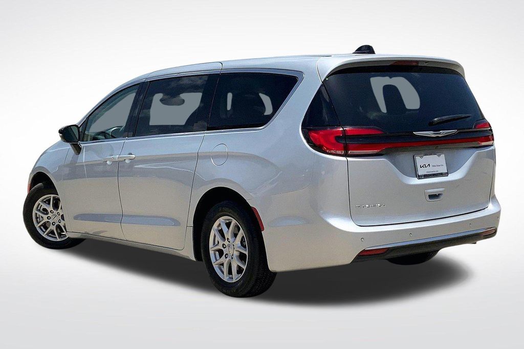 2024 Chrysler Pacifica Touring L photo 7
