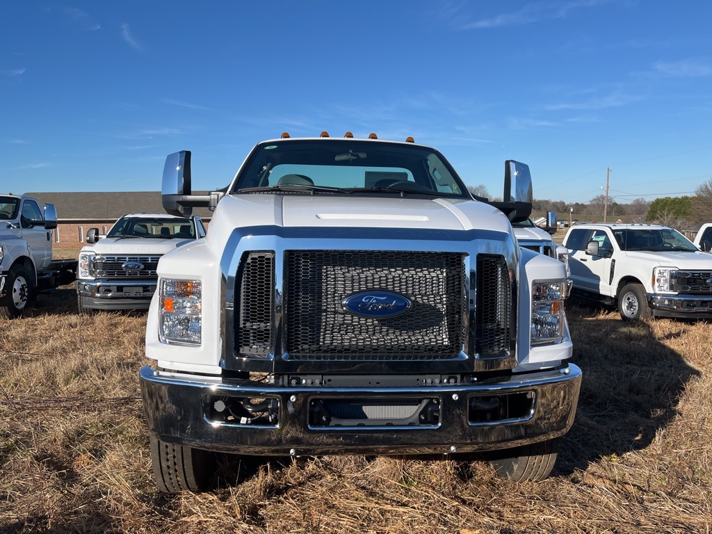 2025 Ford F-750 photo 2