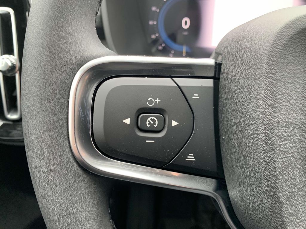 2025 Volvo XC40 AWD Plus photo 4