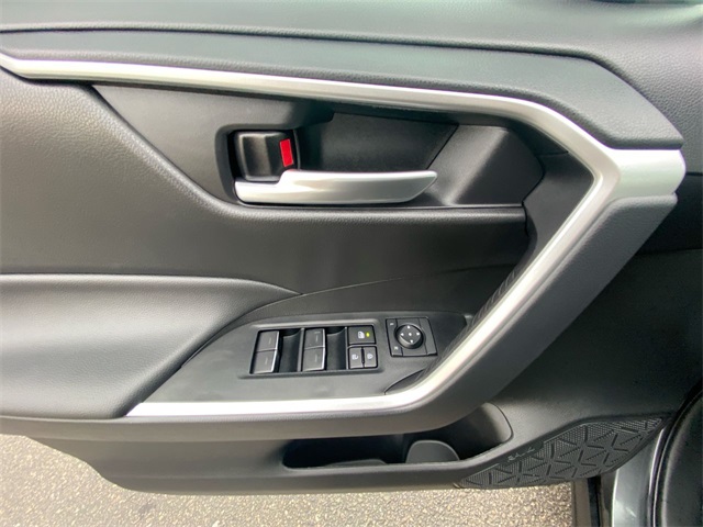 2024 Toyota RAV4 XLE photo 3