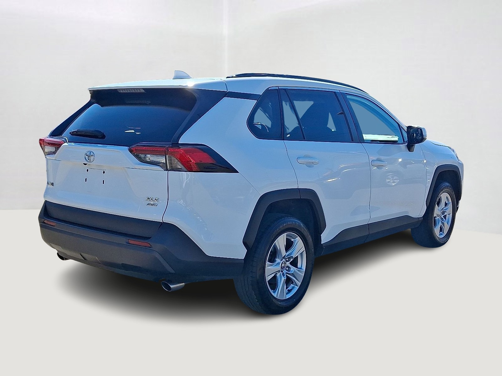 2020 Toyota RAV4 XLE photo 3
