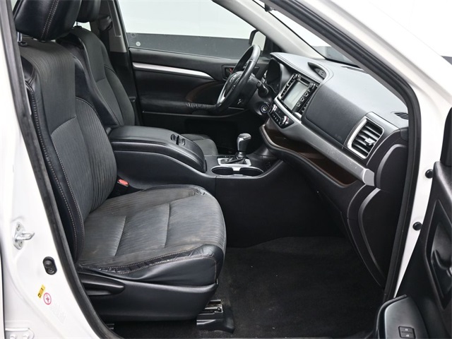 2016 Toyota Highlander LE photo 15