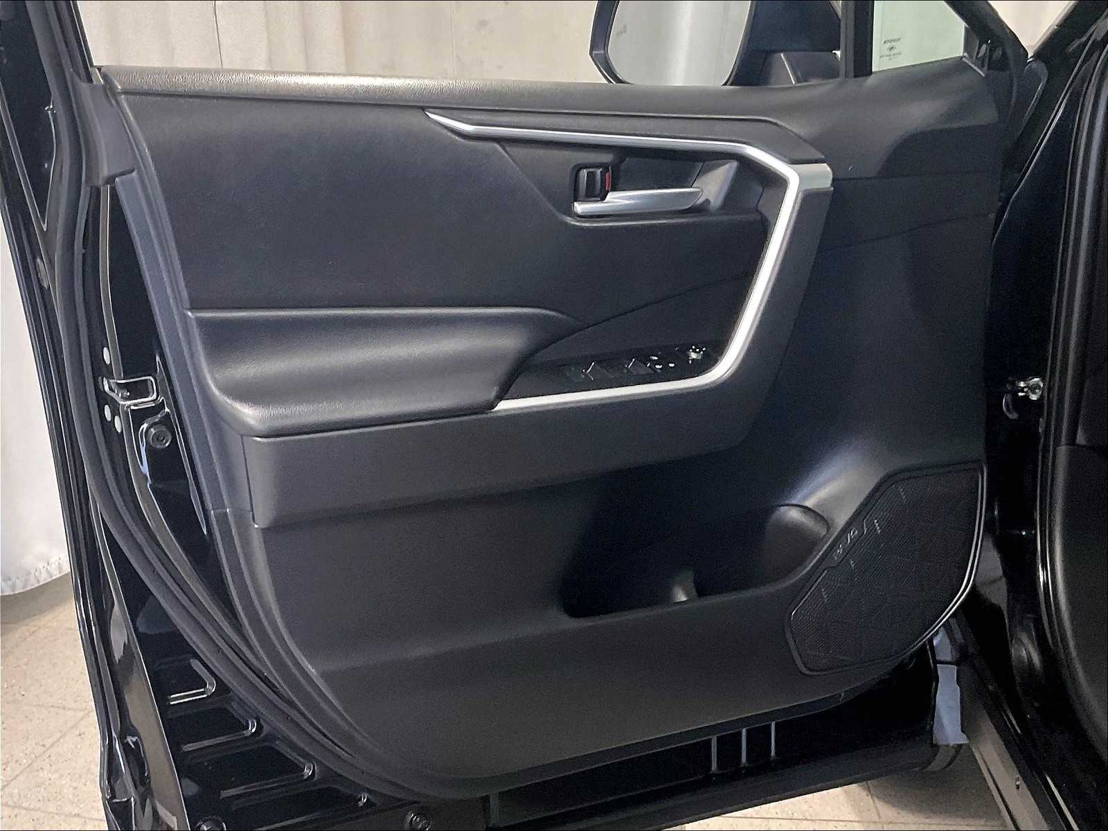 2023 Toyota RAV4 XLE photo 9