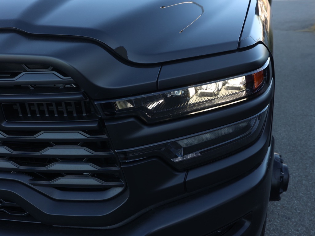 New 2026 Diamond Black Crystal Pearl-Coat Exterior Paint RAM Tradesman image 9