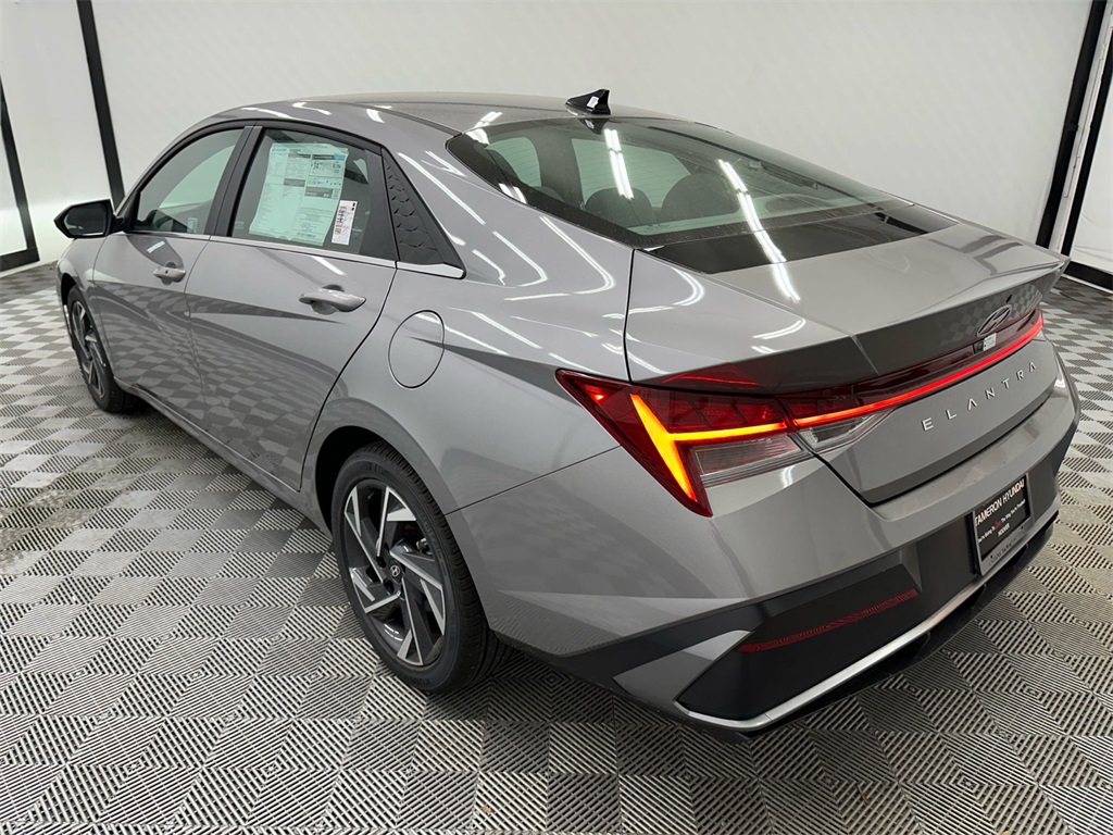 2025 Hyundai Elantra SEL Convenience photo 3