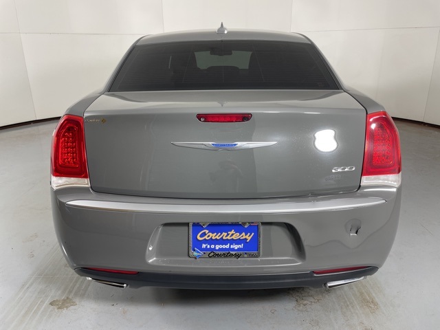 2018 Chrysler 300 Touring photo 7