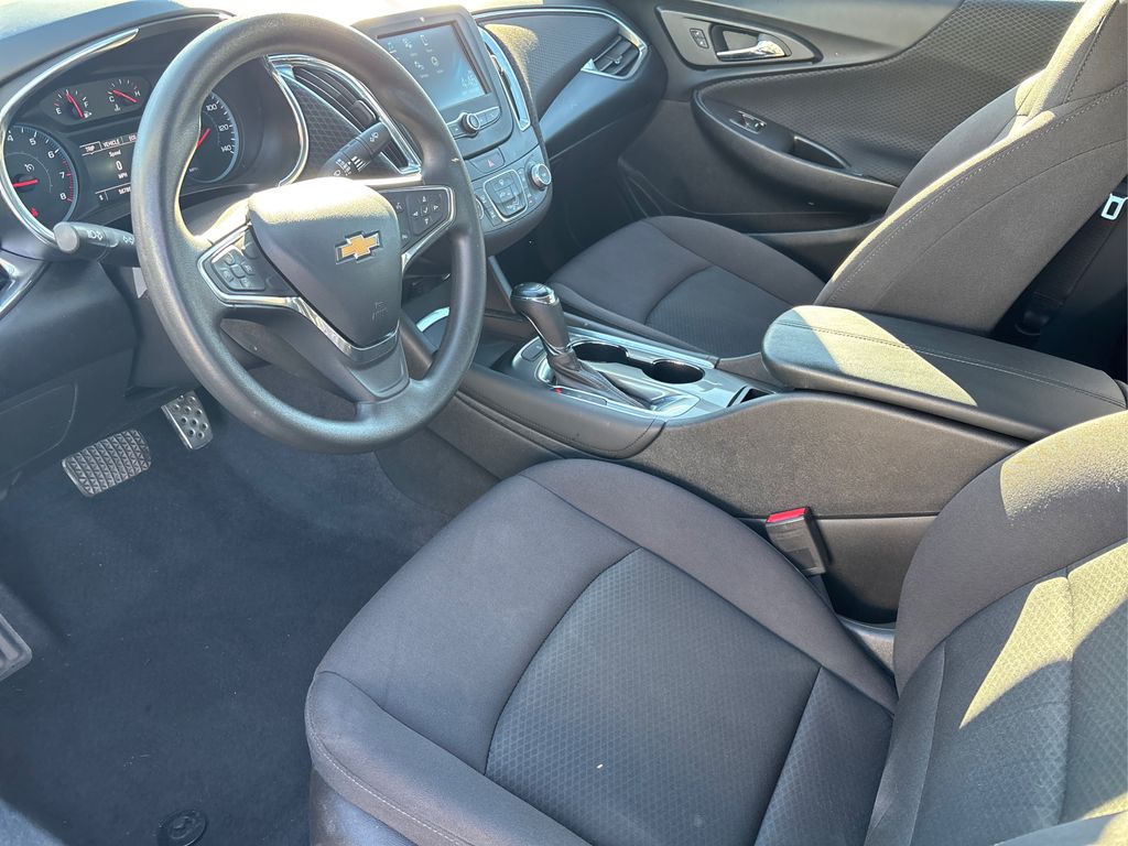2017 Chevrolet Malibu 1LT photo 9