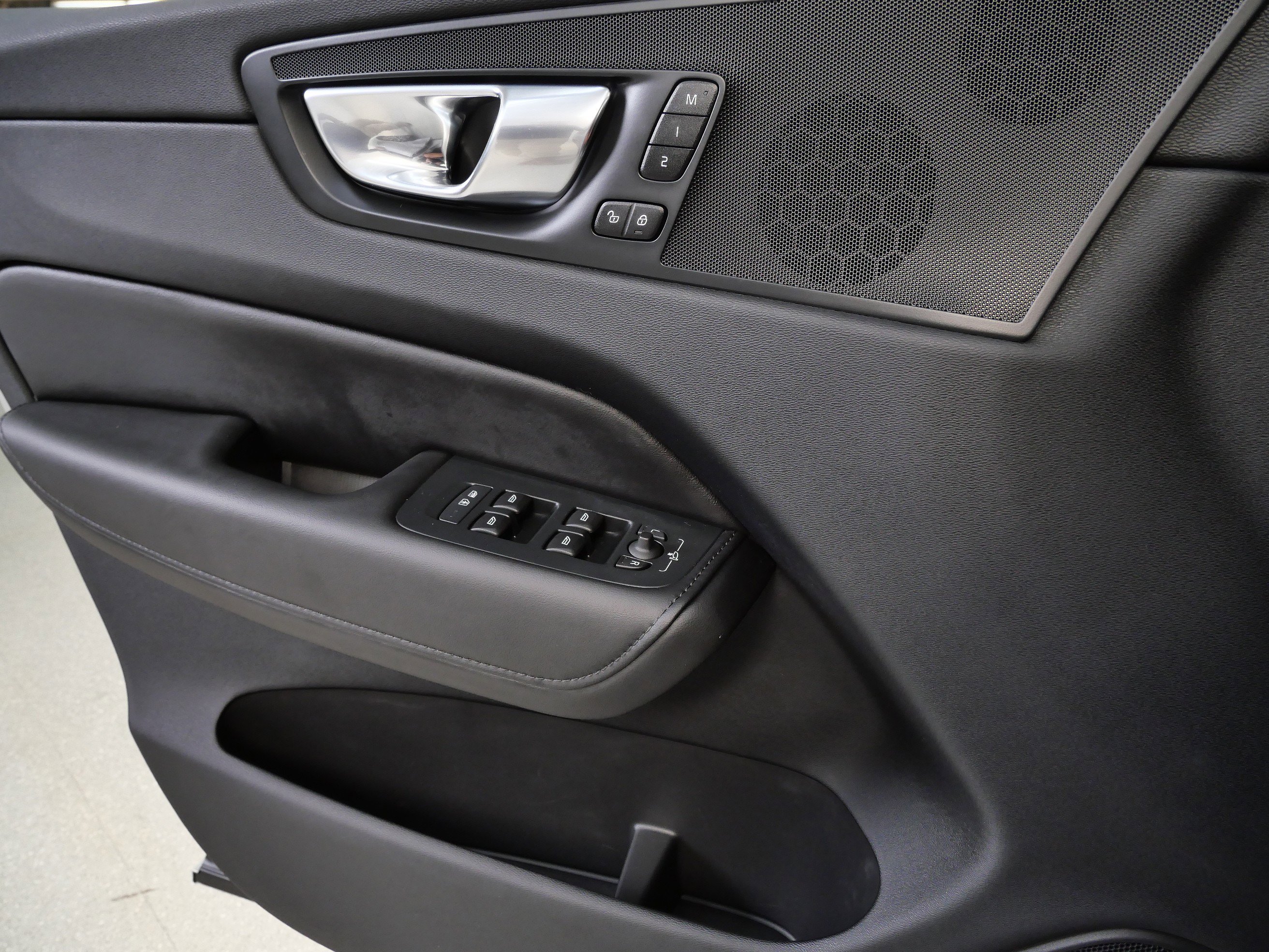 2025 Volvo XC60 Plus photo 30
