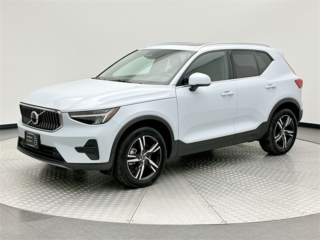 2025 Volvo XC40 Core's photo