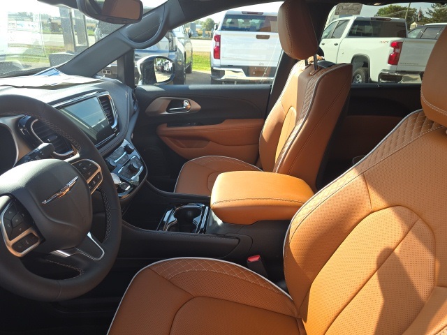 2026 Chrysler Pacifica Pinnacle photo 18