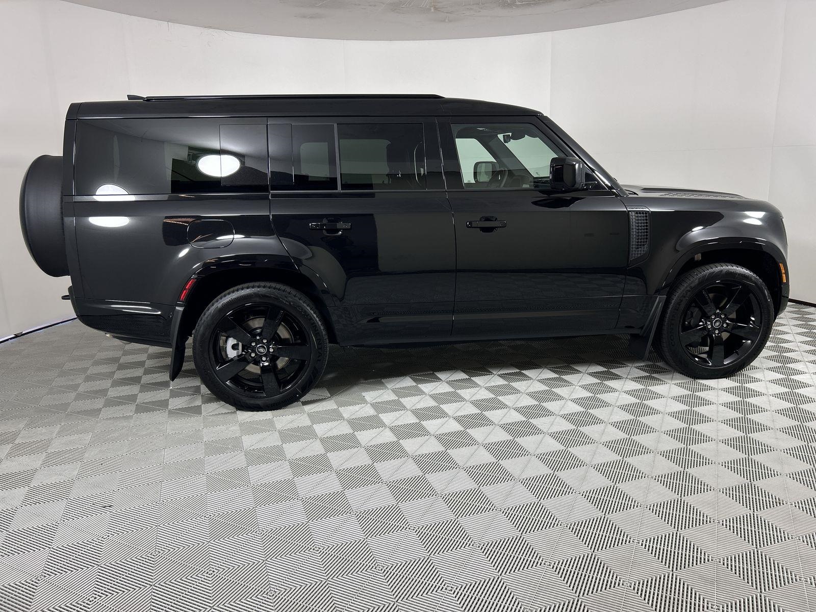2025 Land Rover Defender 130 X-Dynamic SE photo 6