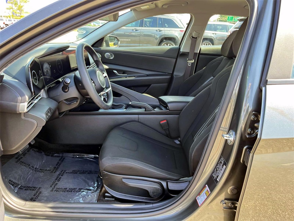 2024 Hyundai Elantra SEL photo 21