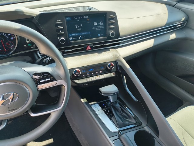 2021 Hyundai Elantra SEL photo 17