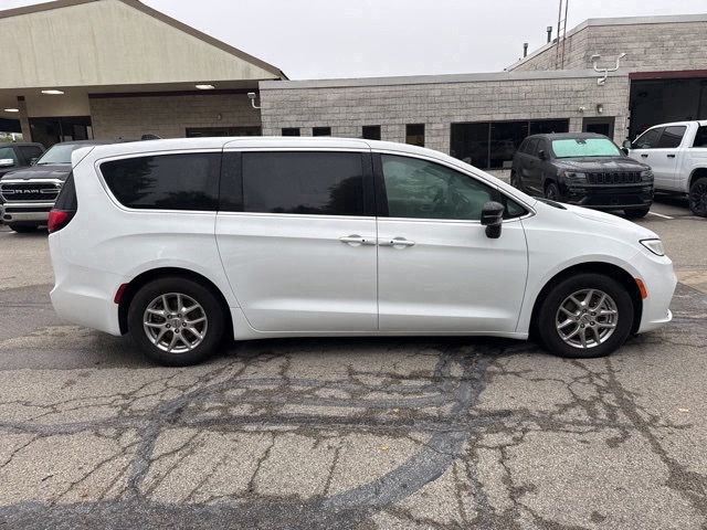 2024 Chrysler Pacifica Touring L photo 5