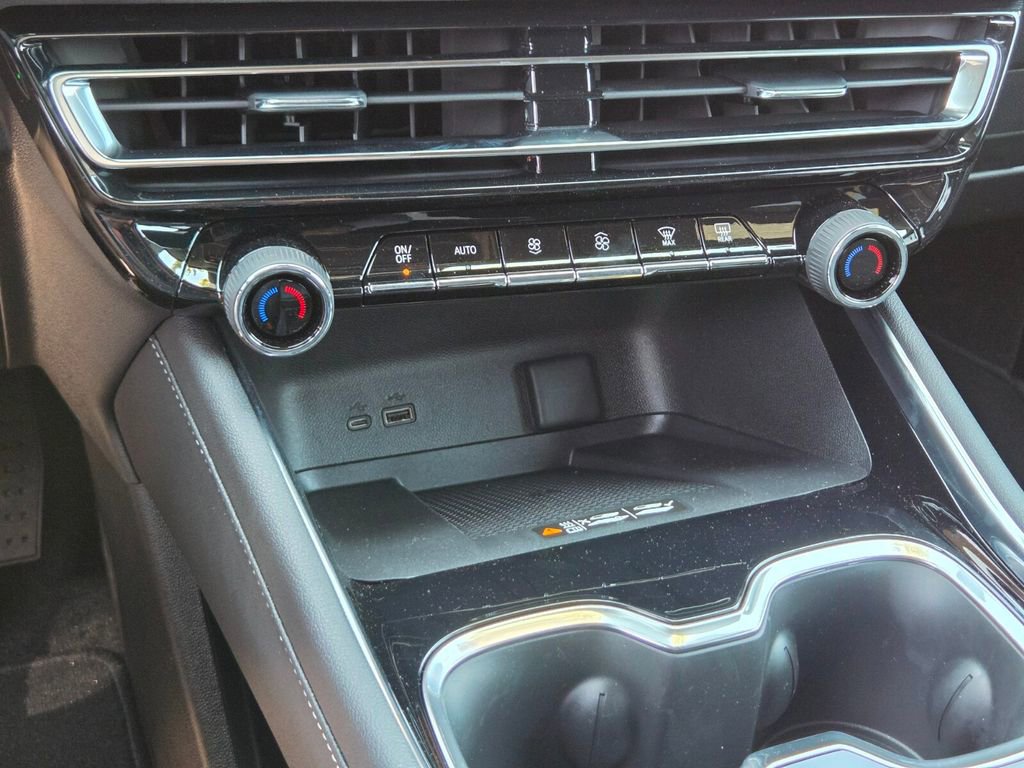2025 Chevrolet Traverse photo 12
