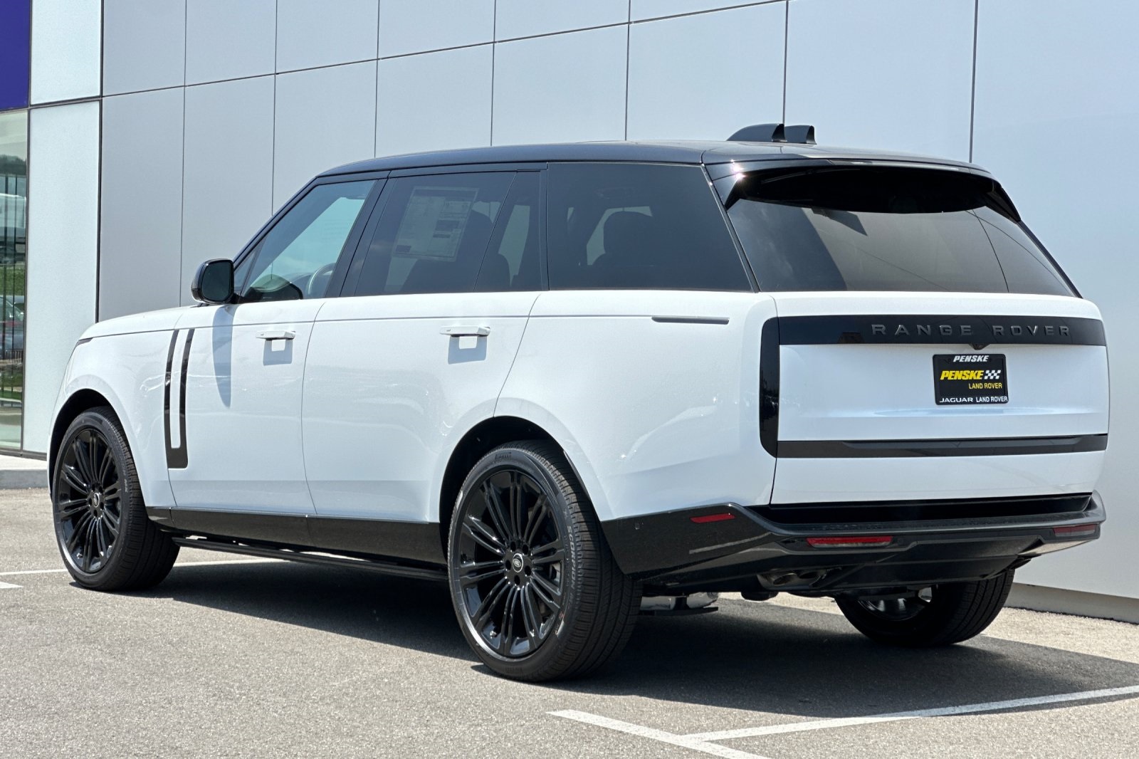 2025 Land Rover Range Rover SE photo 3