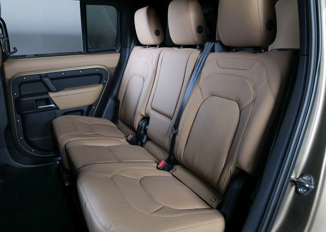 2025 Land Rover Defender 110 X-Dynamic SE photo 5