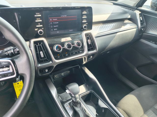 2022 Kia Sorento LX photo 9