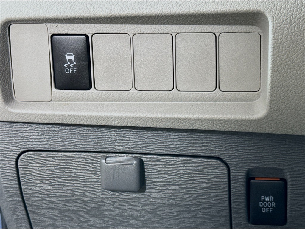 2017 Toyota Sienna LE photo 35