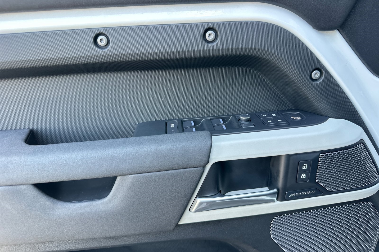 2021 Land Rover Defender 110 SE photo 10