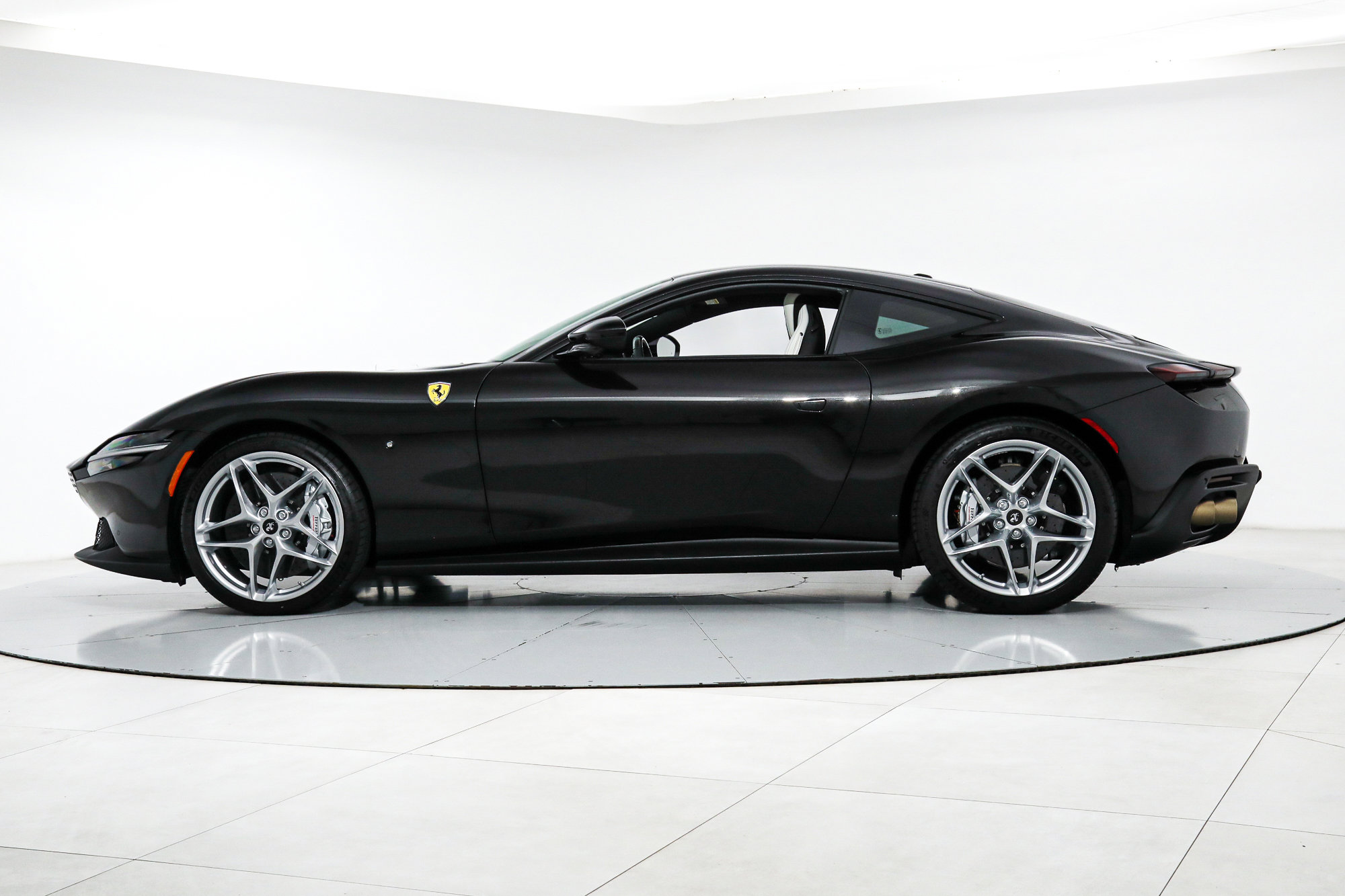 2021 Ferrari Roma photo 3
