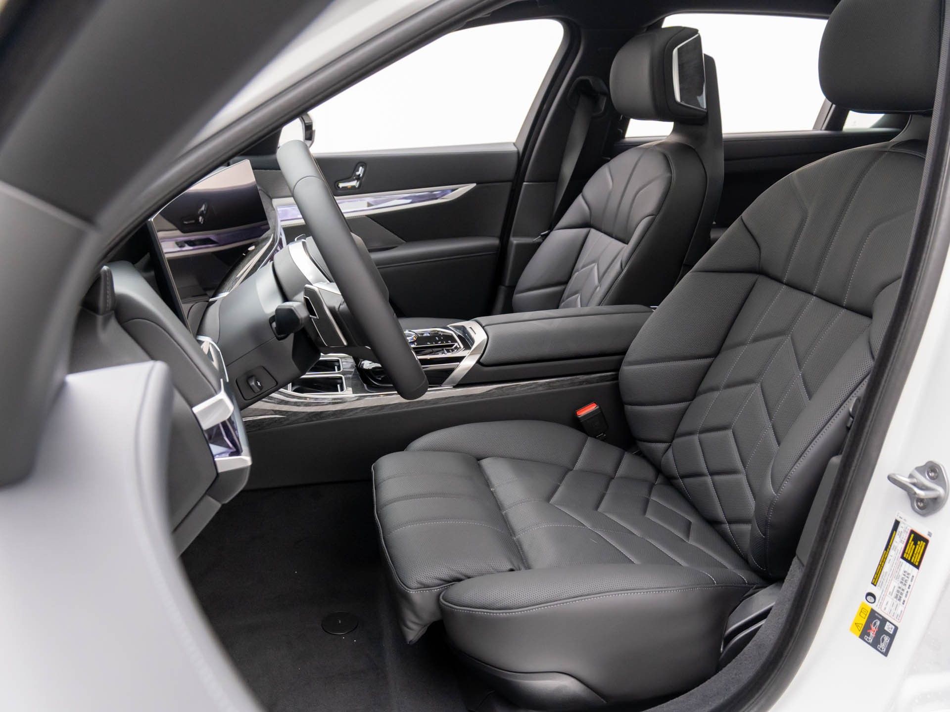 New 2025 Mineral White Metallic BMW 750e xDrive image 15