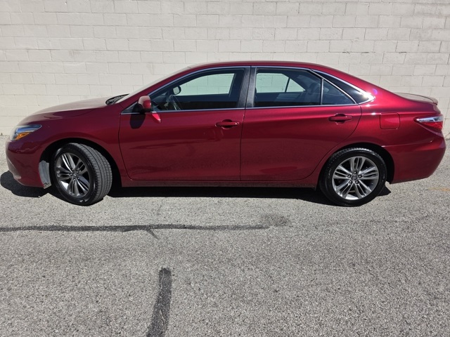 2017 Toyota Camry SE photo 2