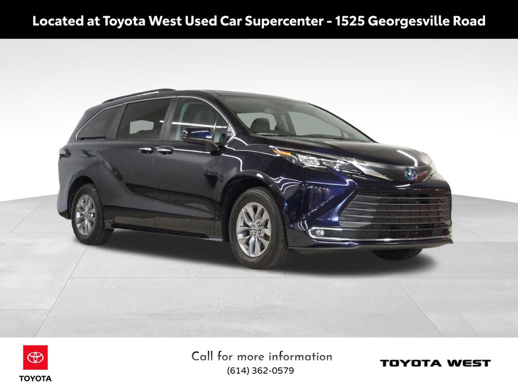 2024 Toyota Sienna XLE photo 3