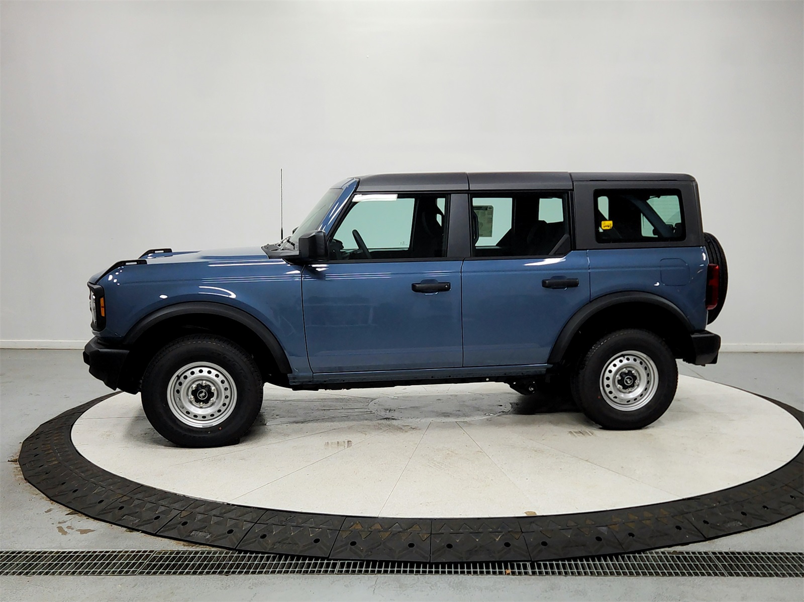 2025 Ford Bronco Base photo 4