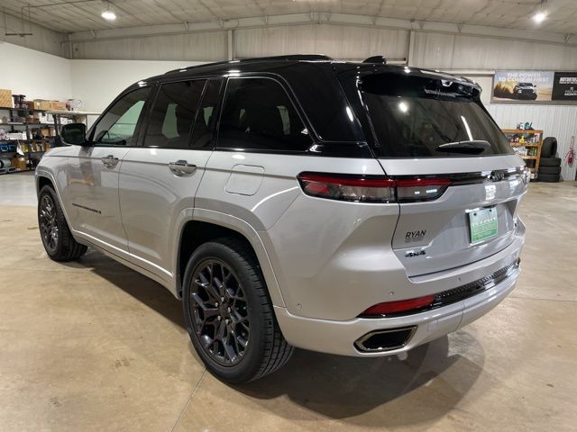 2025 Jeep Grand Cherokee Summit photo 4