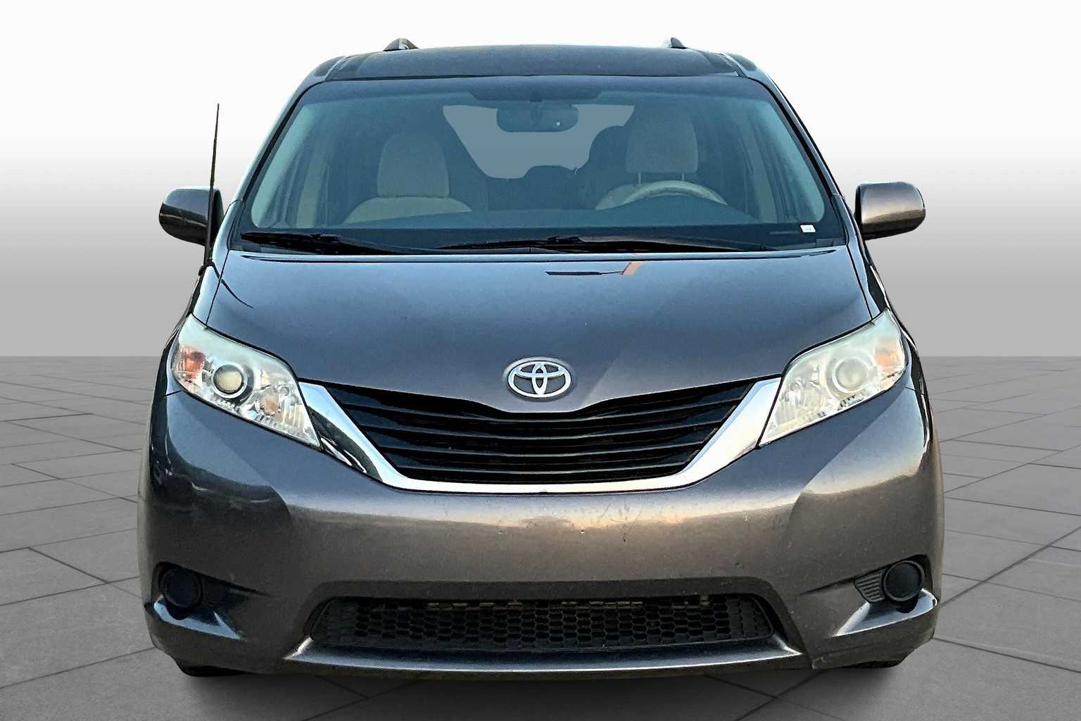 2013 Toyota Sienna LE photo 3