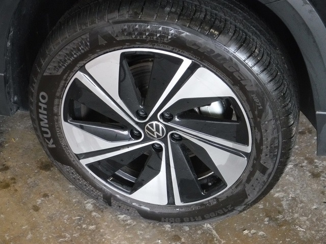 2024 Volkswagen Taos SE photo 3