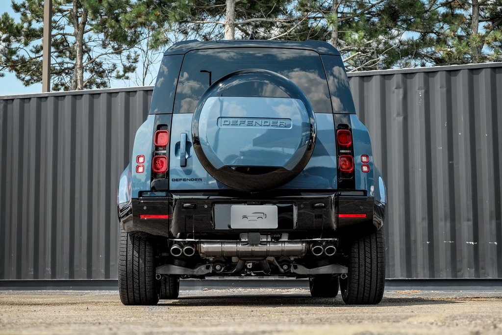 2025 Land Rover Defender 110 X-Dynamic SE photo 5