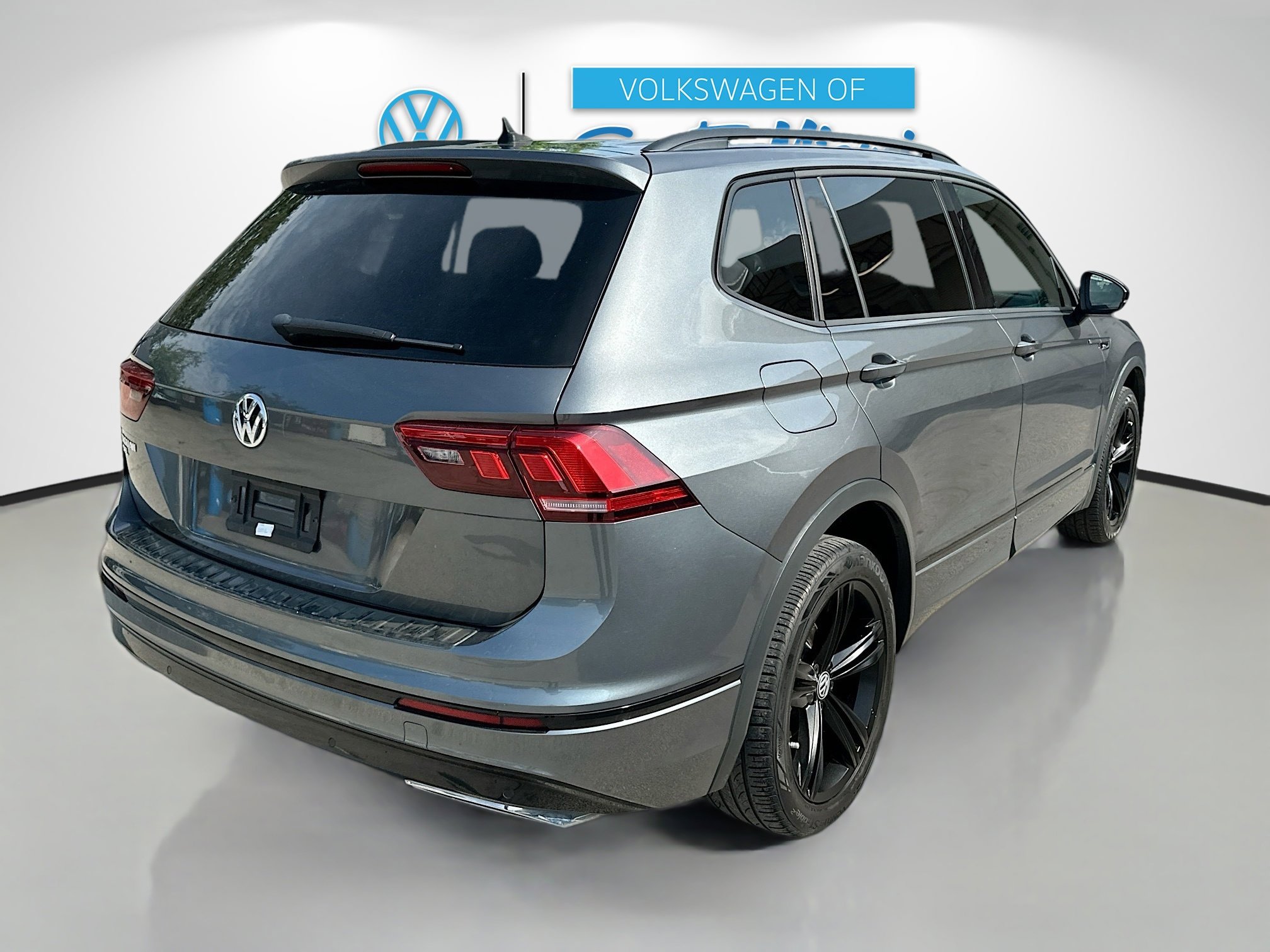2019 Volkswagen Tiguan SEL R-Line photo 2