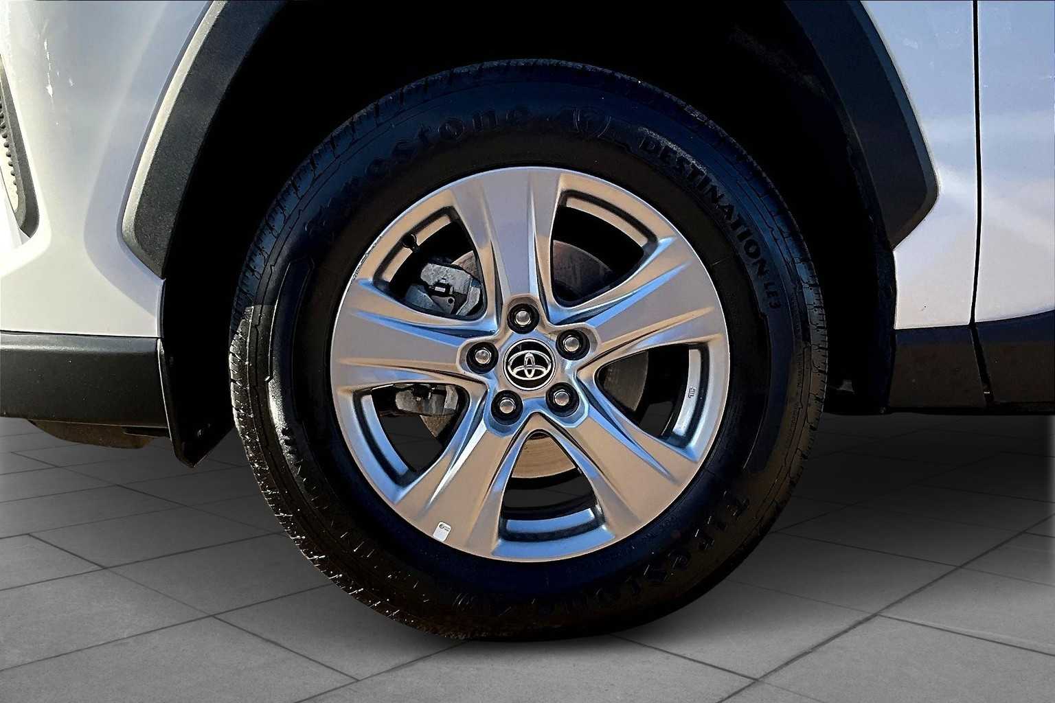 2022 Toyota RAV4 XLE photo 3