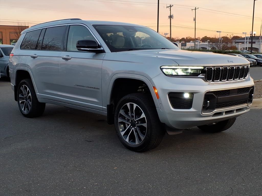 2022 Jeep Grand Cherokee Overland photo 3