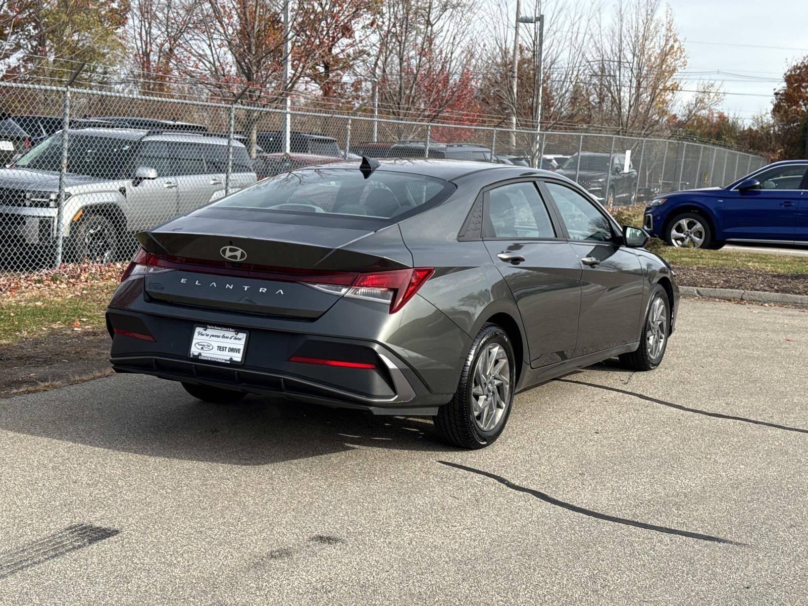 2024 Hyundai Elantra SEL photo 4