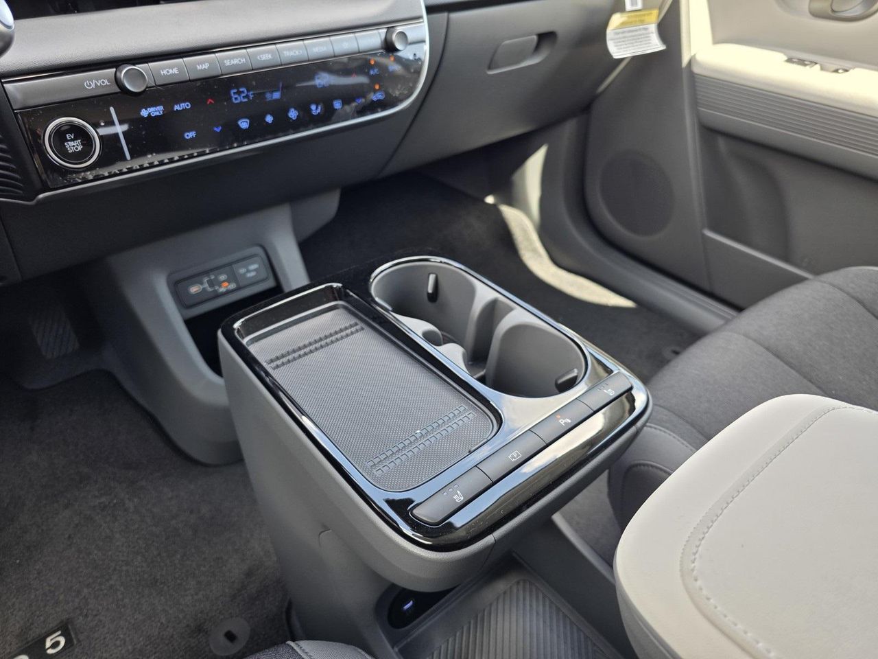 2025 Hyundai Ioniq 5 SE Standard Range photo 24
