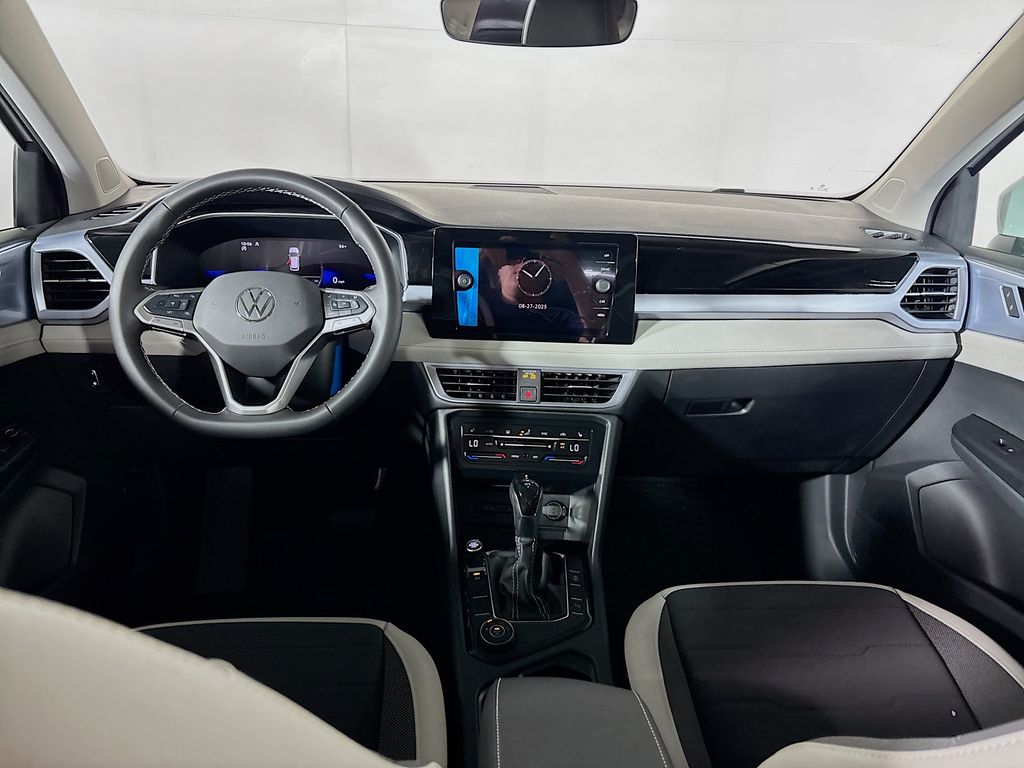 2025 Volkswagen Taos SE photo 8
