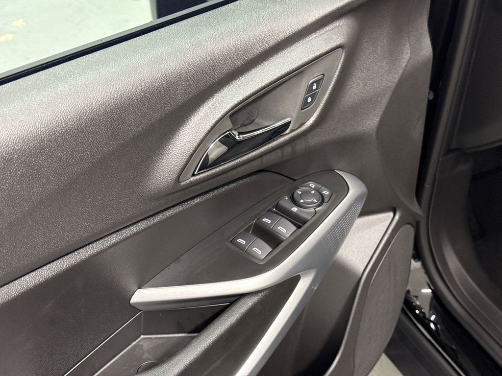 2025 Chevrolet Trax LS photo 12