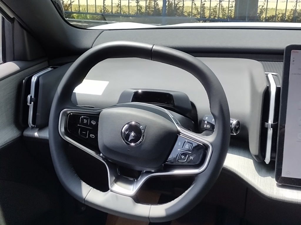 2025 VOLVO EX30 - Image 18