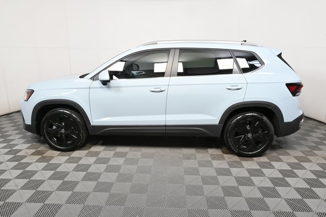 2025 Volkswagen Taos SE photo 3