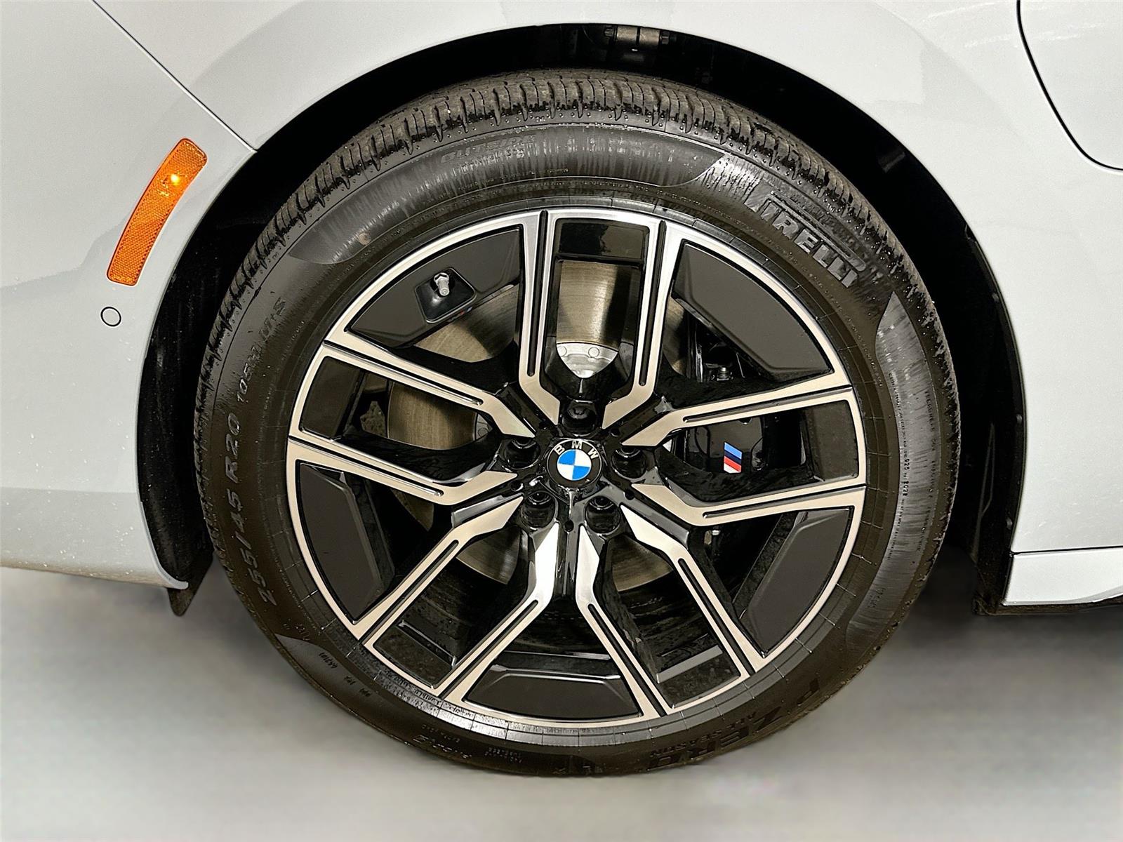2026 Bmw 750e photo 32