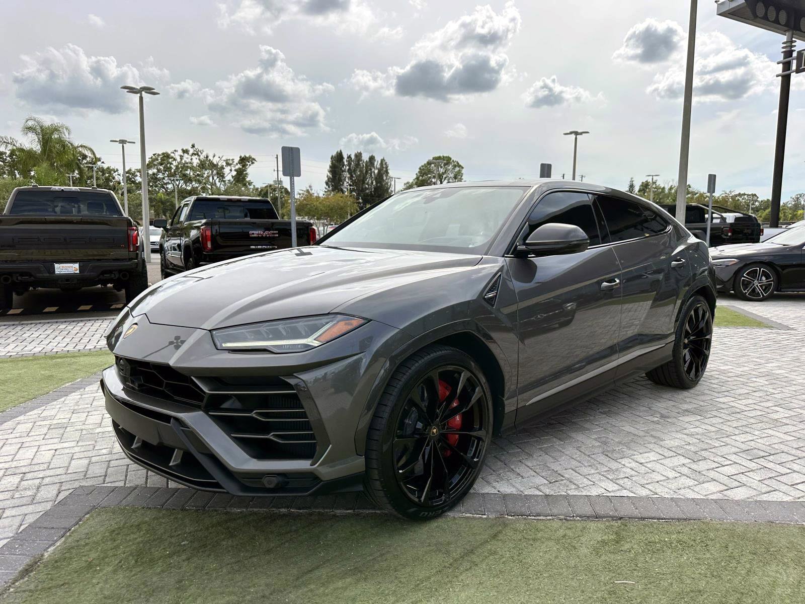 2022 Lamborghini Urus Base photo 7
