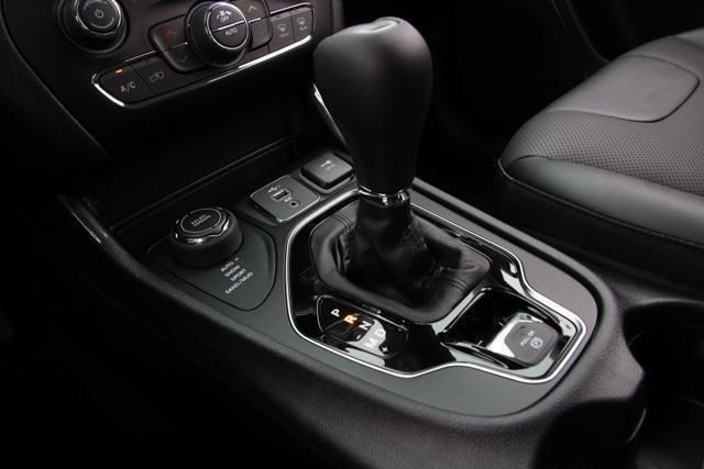 New 2023 Bright White Clear-Coat Exterior Paint Jeep Altitude Lux image 30